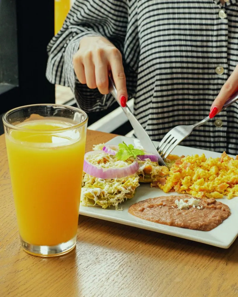 Desayuno en Kingans: chilaquiles, huevos y jugo de naranja