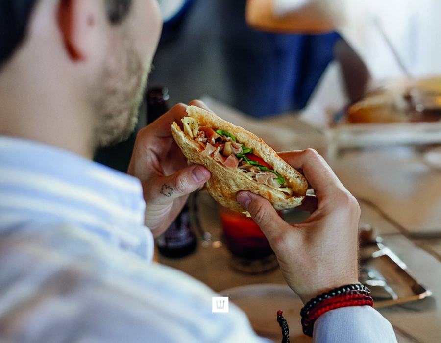 Cliente comiendo un panini en Kingans